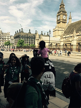 Un hombre paseando junto al Big Ben con la bandera de Daesh Pasea en el centro de Londres con la bandera de Daesh
